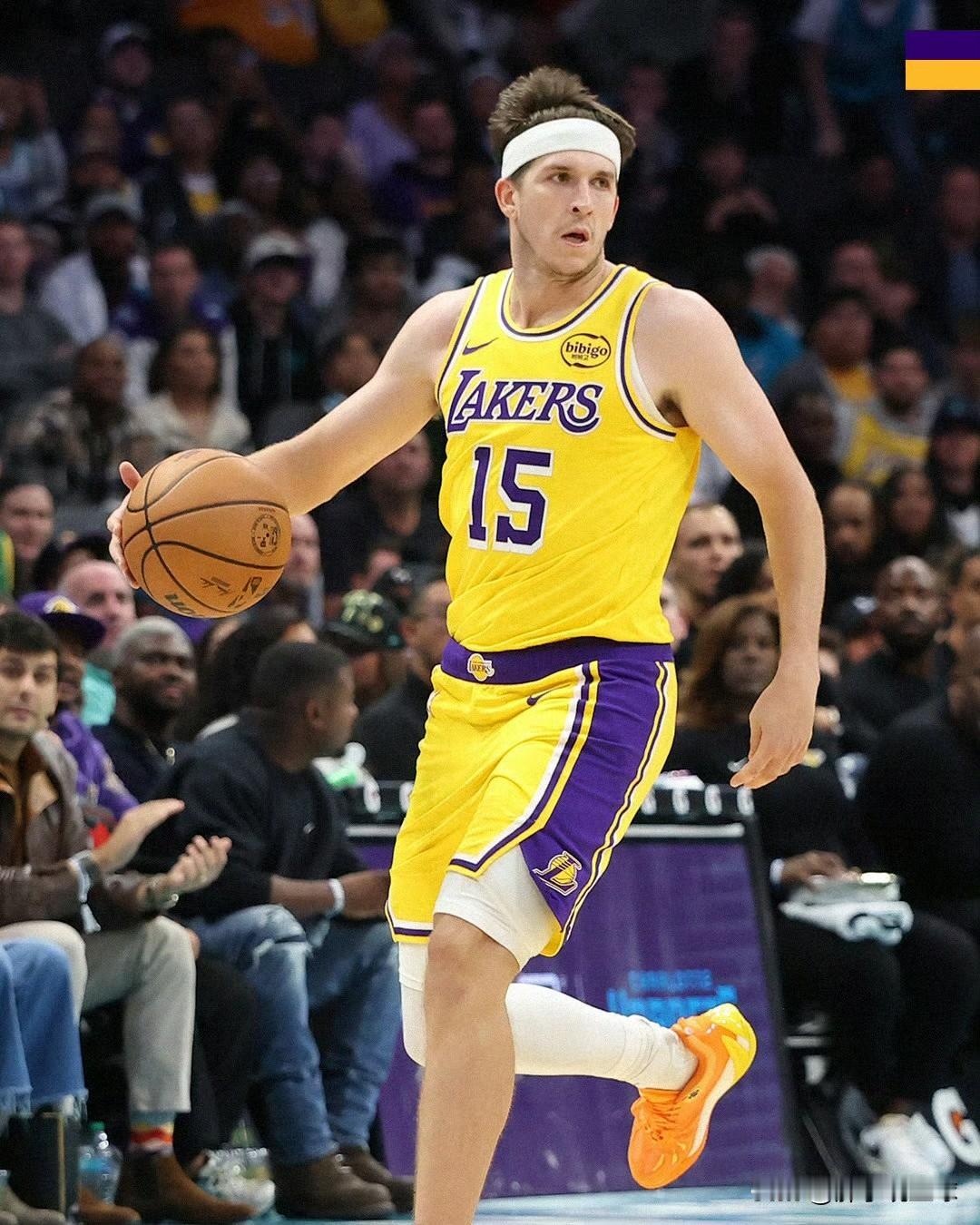 詹姆斯单节14分独木难支！里夫斯复出，到湖人的防守漏洞百出。
太阳凭借着单节狂砍