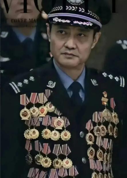 1998年，警官程鹏正在兰州火车站大厅巡逻，他见一男子行为可疑就上前盘问。

谁