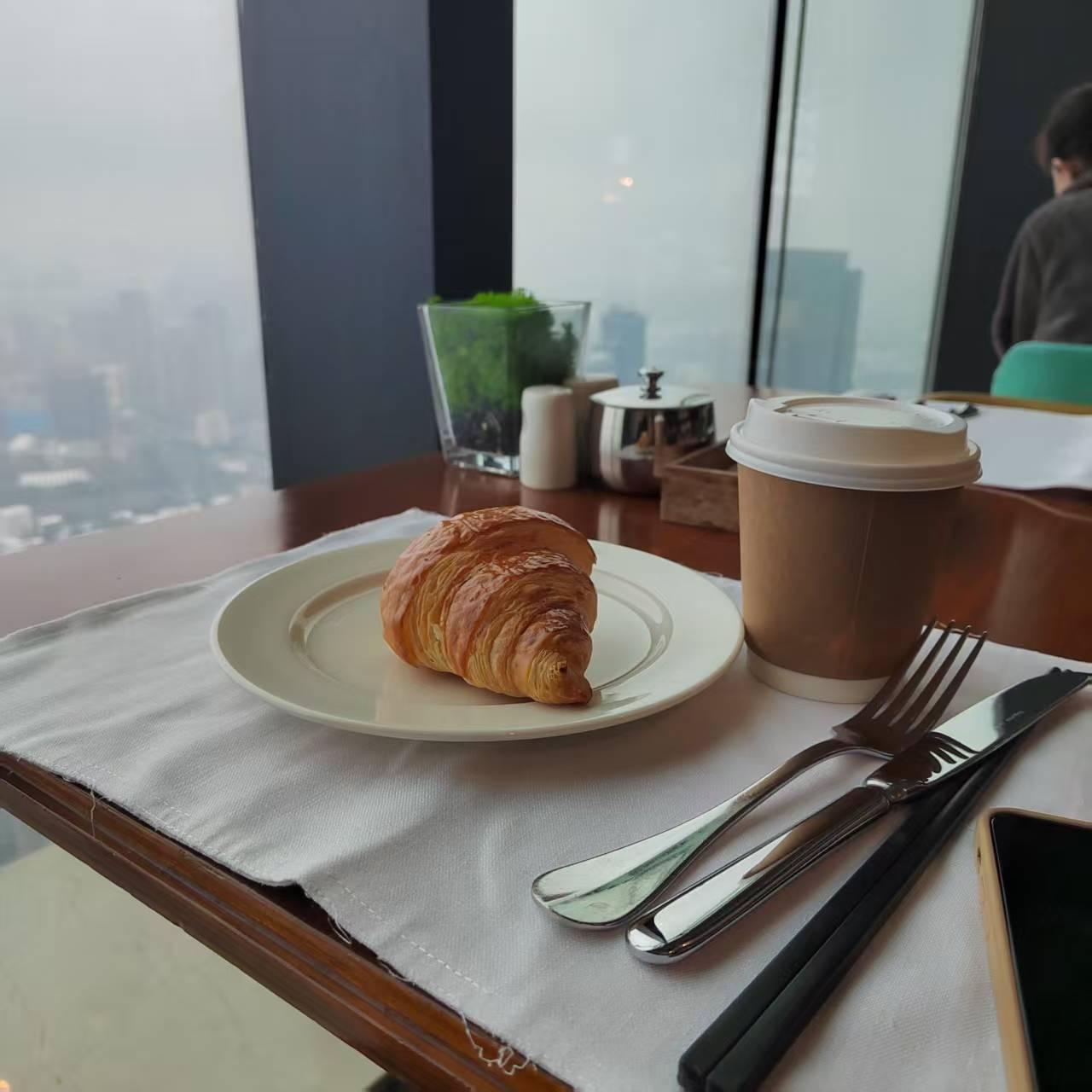 昨天，和一同事聊天，她说：“我来这工作就是奔着赚钱来的，不是为了交朋友，也不是为