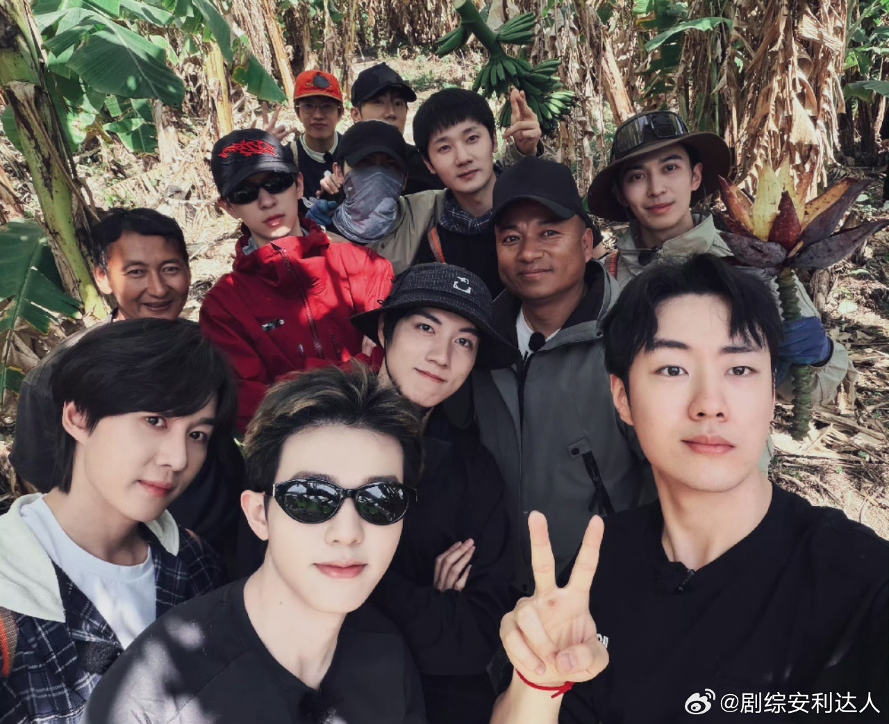 何浩楠说十个勤天大群没人回消息十个勤天关系最亲但是没人回消息 何浩楠与邵子恒在车