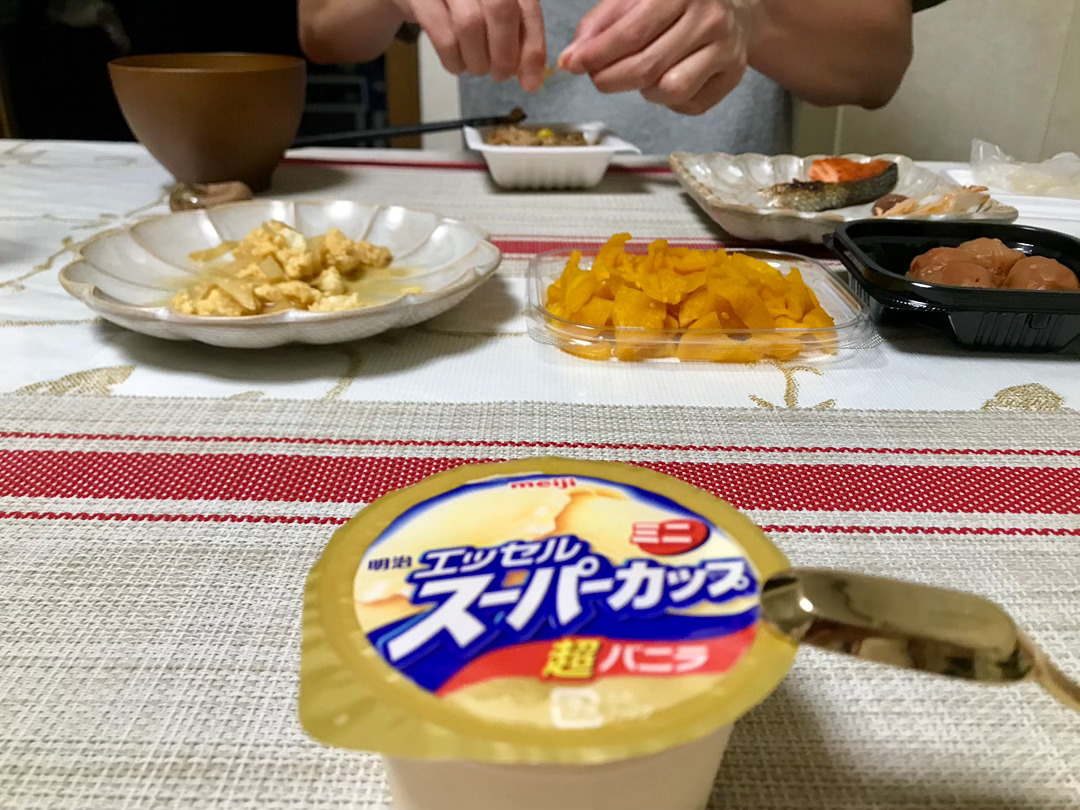 【搬运】2018年08月01日我家餐桌 🍚开饭～我家ジジ煮好了米饭➕烤了三文鱼