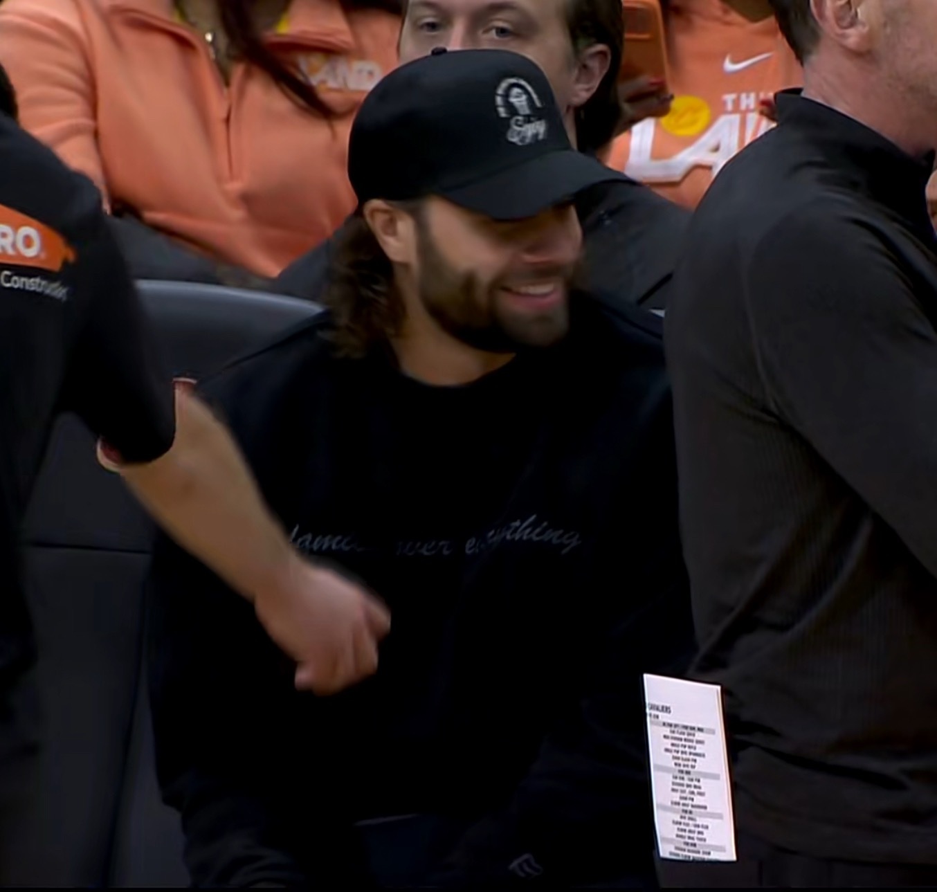 斯特鲁斯留长发了，走绅士路线了，勇士球迷可能不知道，这是巴特勒在热火时期的中指兄