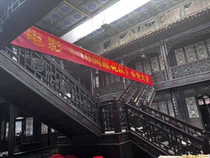 陈思诚新片10间敢死队杀青 陈思诚新片《10间敢死队》正式杀青，电影由杨超越、蒋