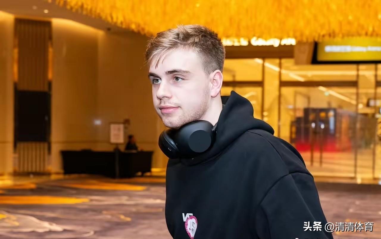 小莫抵达澳门✨
 
特鲁斯·莫雷加德一身黑色连帽卫衣，耳机挂在颈间，少年感拉满。