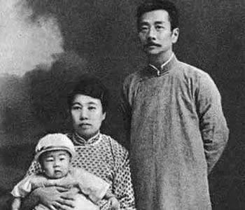 那日，鲁迅母亲大寿，众人吃饭时，朱安“扑通”一声跪在地上，她情绪激动地说：“我嫁
