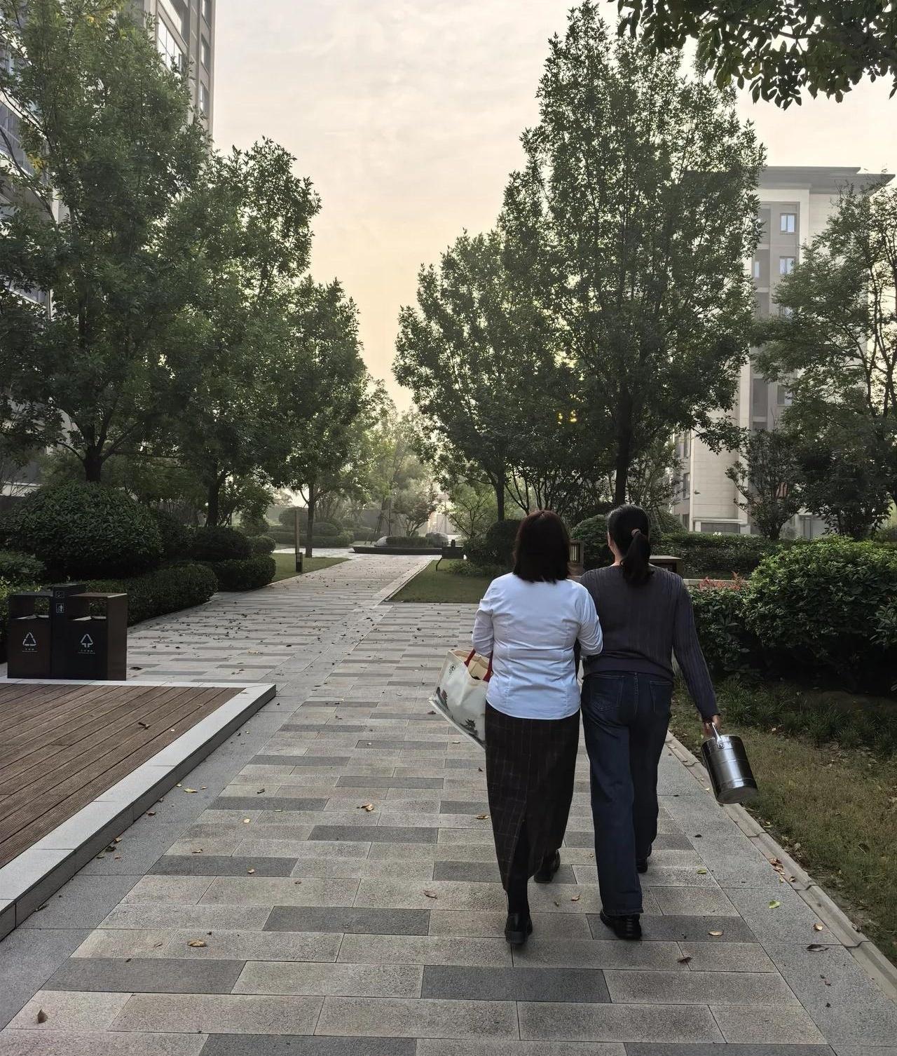 75岁还天天骑电三轮进城打零工，你敢不敢想？
中秋夜，两个老同学挤在我家床上聊到