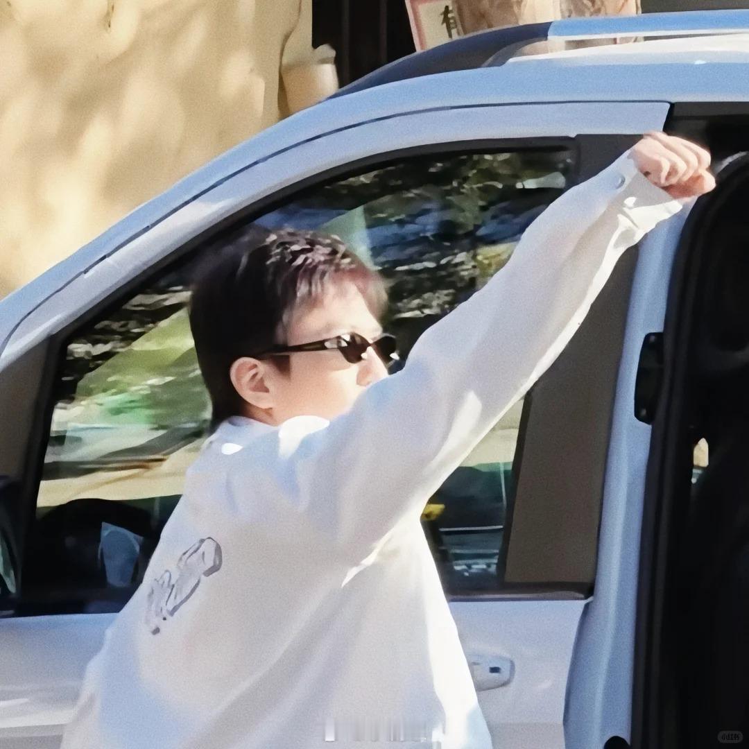 邓超从下车就开始表演春晚节目了邓超春晚彩排路透太好笑了！下车就飞吻比心，合影有求