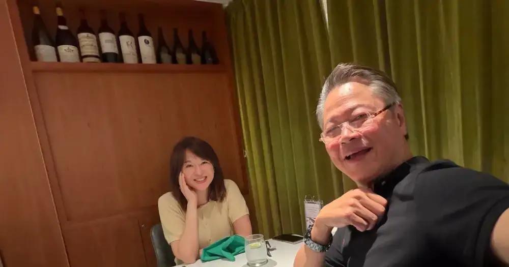 64岁再婚，没办酒席没发通稿，转头把自己捡了14年剩饭的老牌时事节目，直接改成带