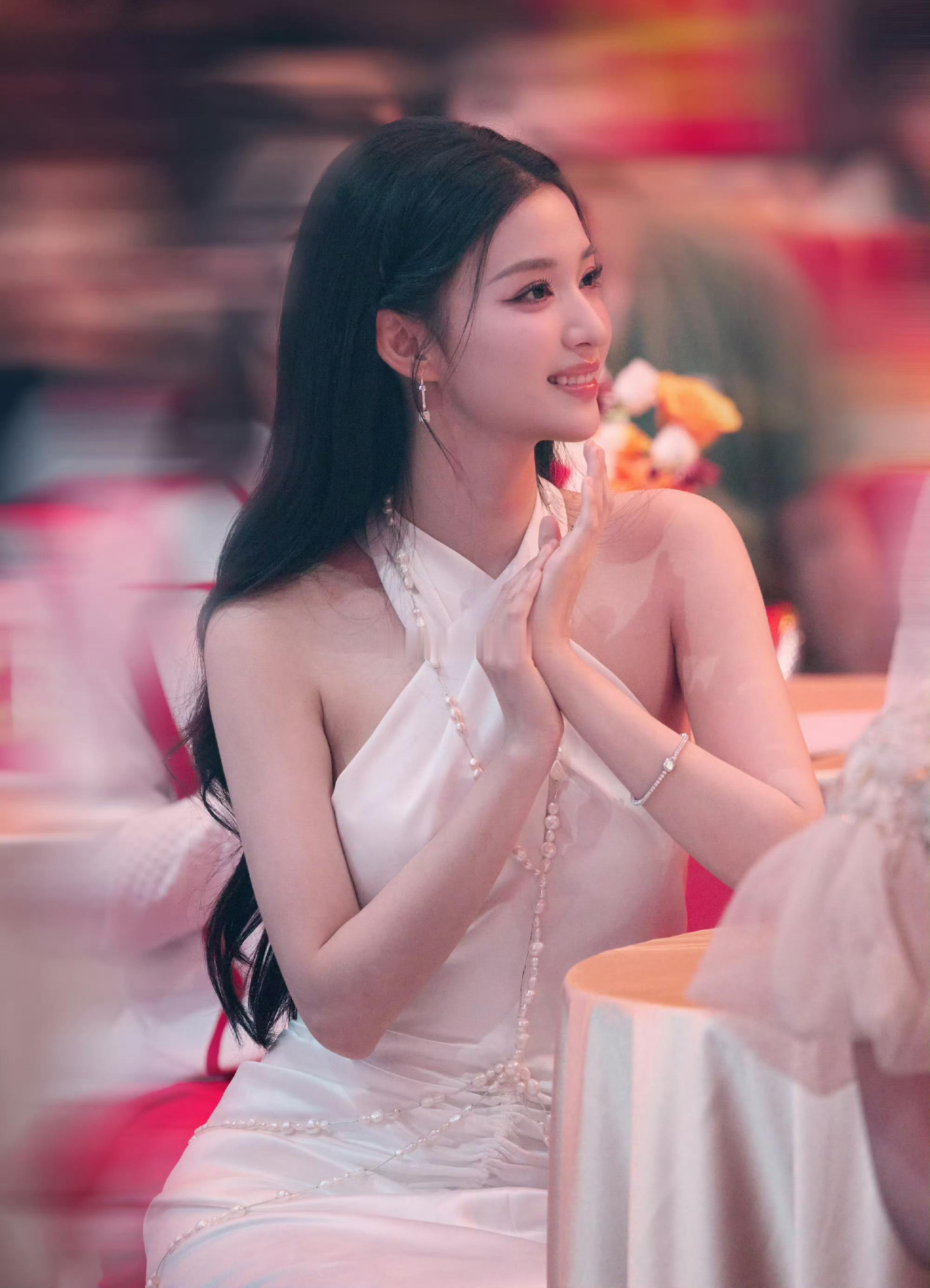 #中秋晚会观众席的王楚然#中秋晚会观众席的王楚然真的美的好突出啊！披发搭配挂脖露