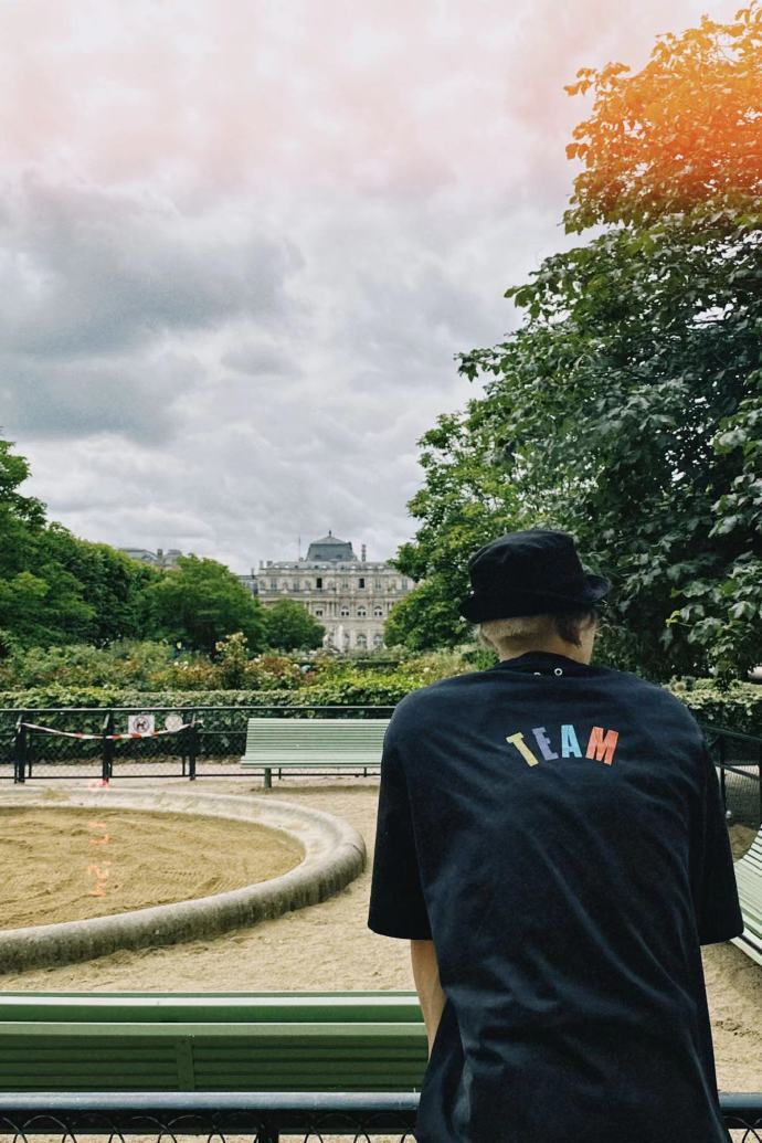 【#王嘉尔给LV创意总监穿唐装#】是懂文化输出的，前有穿唐装出席巴黎活动，现有给