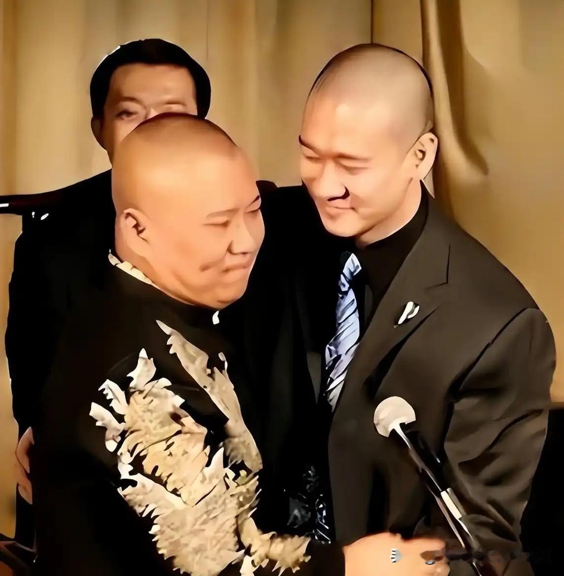郭德纲被举报事出反常必有内鬼？“内部背刺”只是网友猜想，真正的漏洞，藏在演出流程