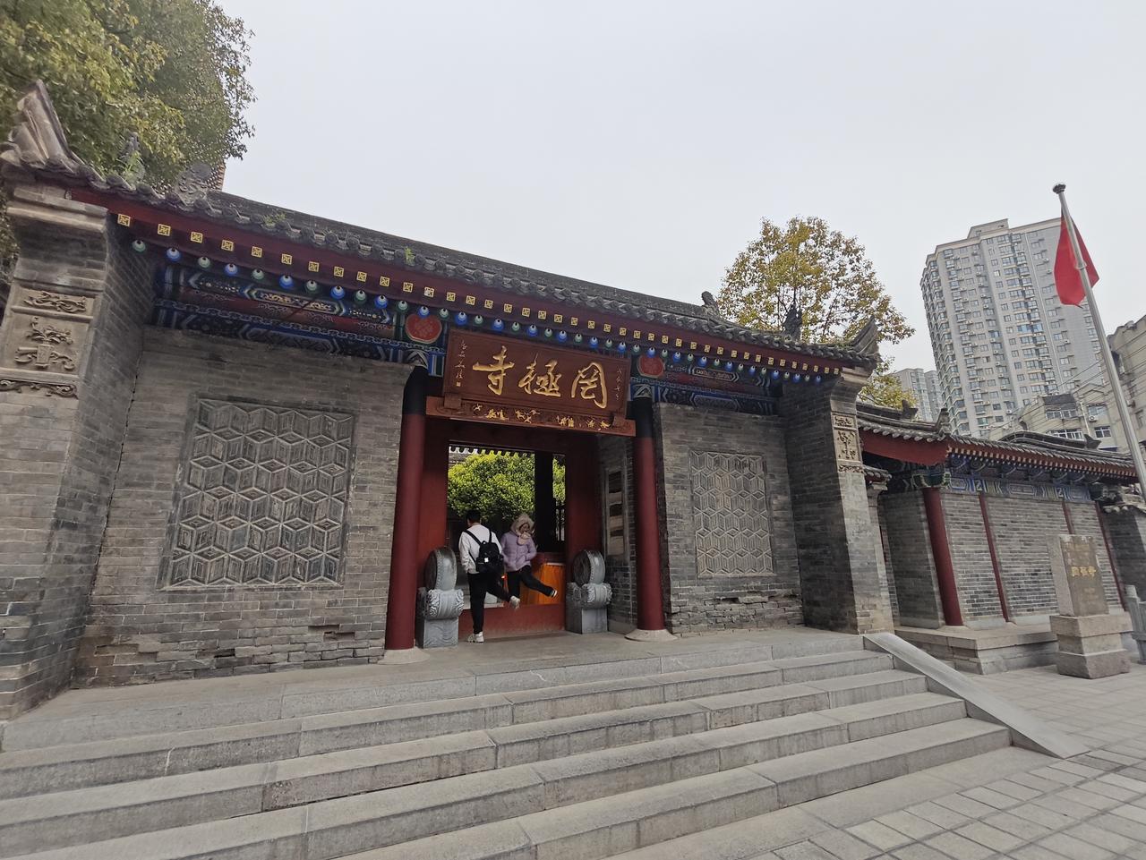 罔极寺的传说

罔极寺位于西安东关炮坊街，是唐代太平公主为母亲武则天祈福而建的皇