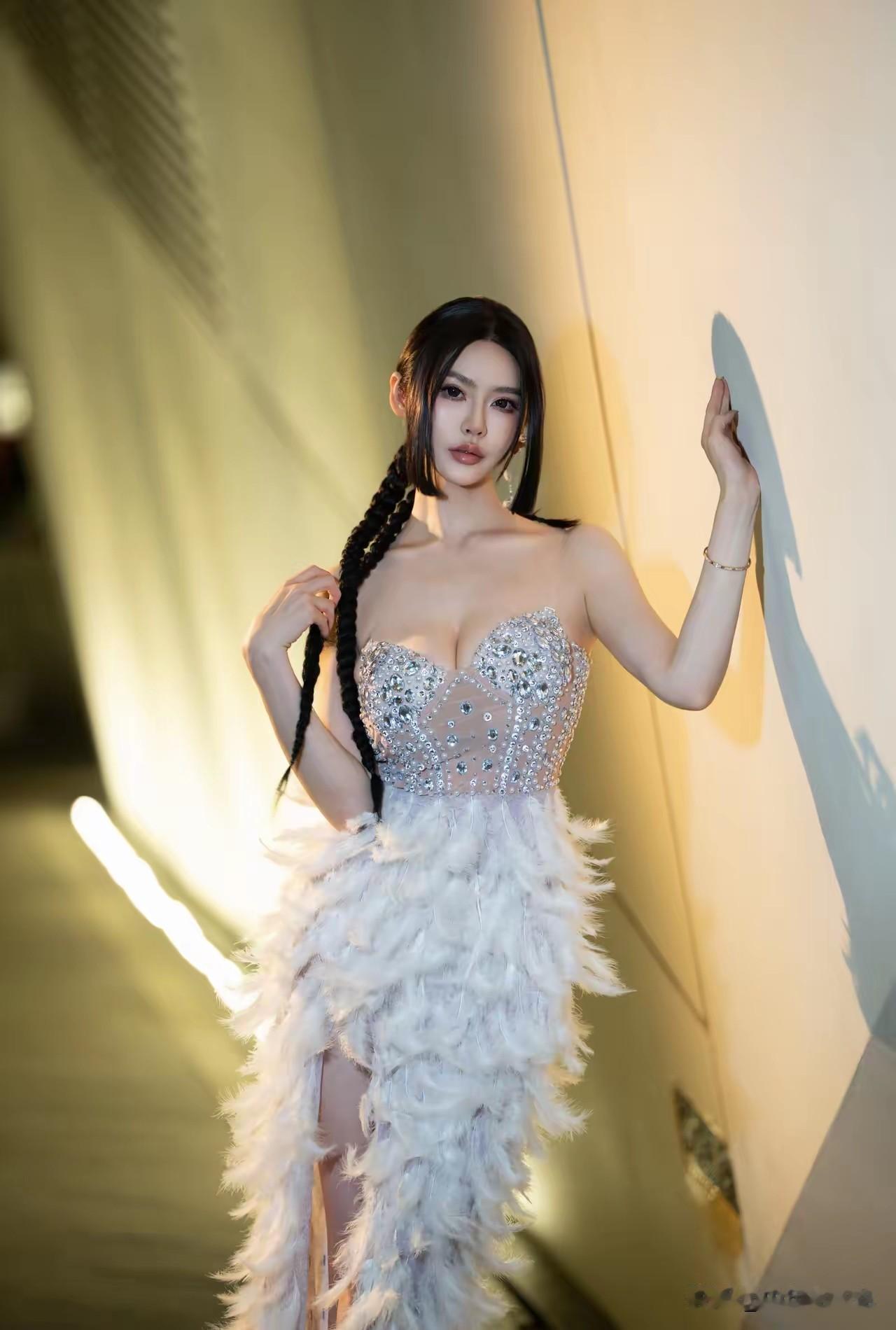 别给我画饼了，最近戒碳水
 
暖调光影斜斜落在墙面，把裙身的碎钻衬得像撒了一地星