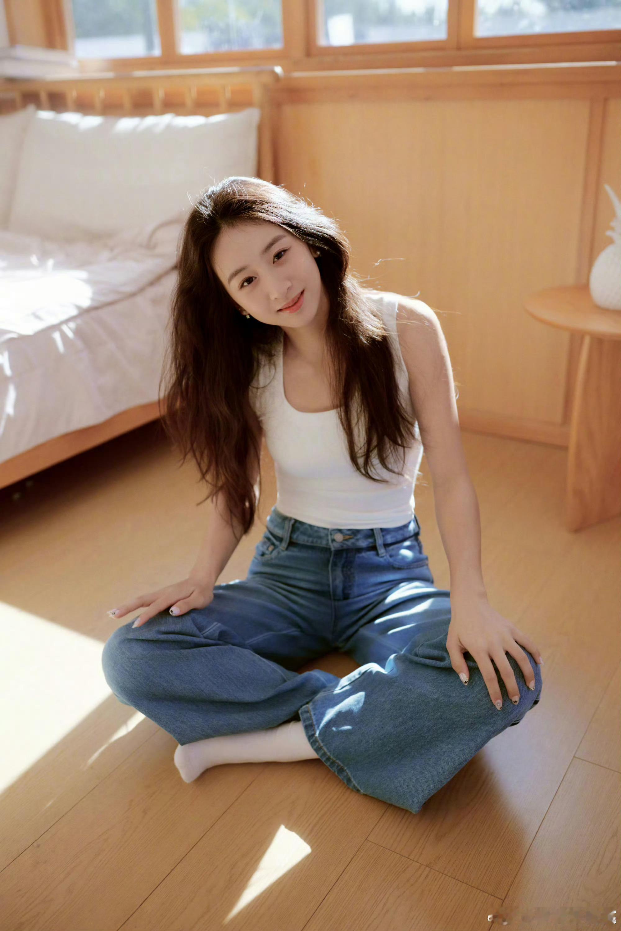 森碟18岁了下巴后缩好多了，长成大姑娘了 