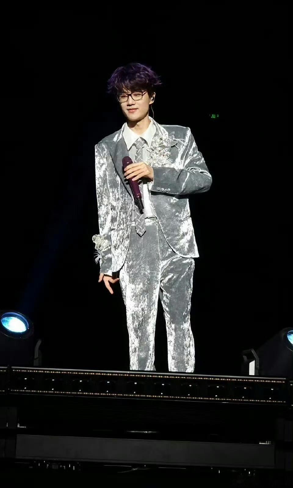 许嵩 我希望你们快乐不想你们辛苦  许嵩真的太懂我们了，演唱会上的这段话让人泪目