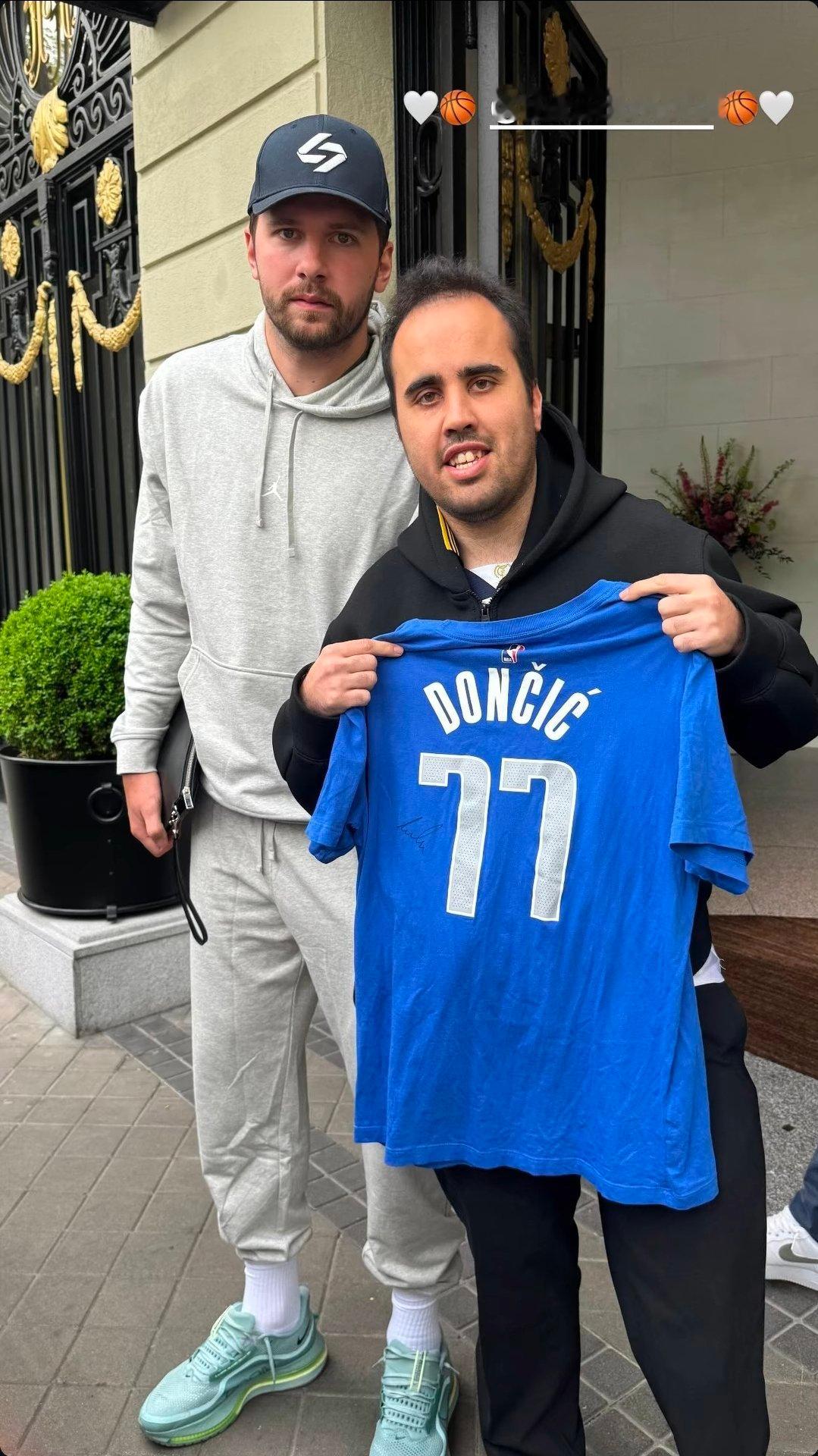 球迷在马德里与77的合影，拿的还是独行侠球衣洛杉矶湖人