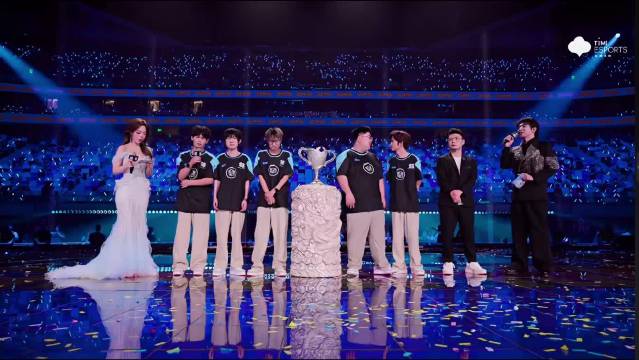 #TTG粤精彩[超话]#
作为队伍游走位，涵全程承担视野探查与开团任务，在夏决的每一局里稳住阵线，收