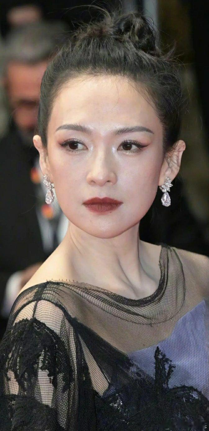 好感慨，相夫教子多年归来依然没有一个能打的，戛纳先为她清场走个人单独红毯，然后才