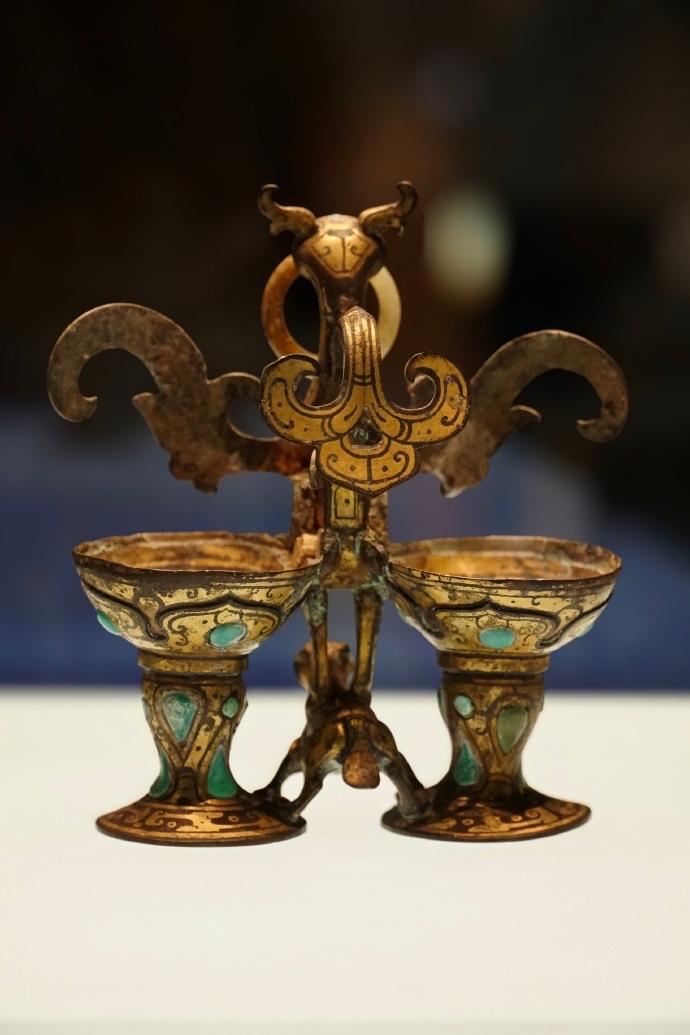 文物正在重构我们对历史的认知。三星堆出土的金面具让我们看到，古蜀文明并非独立于中