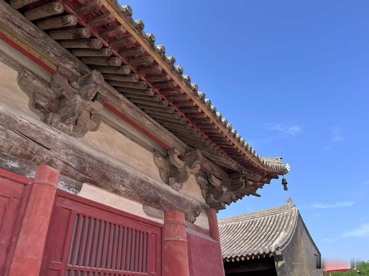 到芮城四大国宝之一的城隍庙时快4点了，没想到里面一个人也没有，此刻的阳光已不刺目