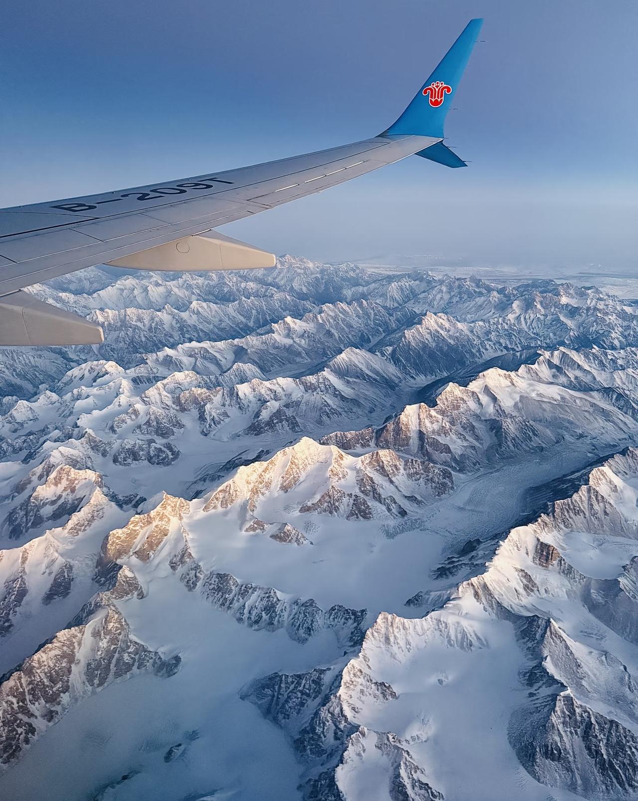 中华文明的精髓是什么?飞过很多次天山航线，如果正赶上日出日落时刻，可以
看着窗外