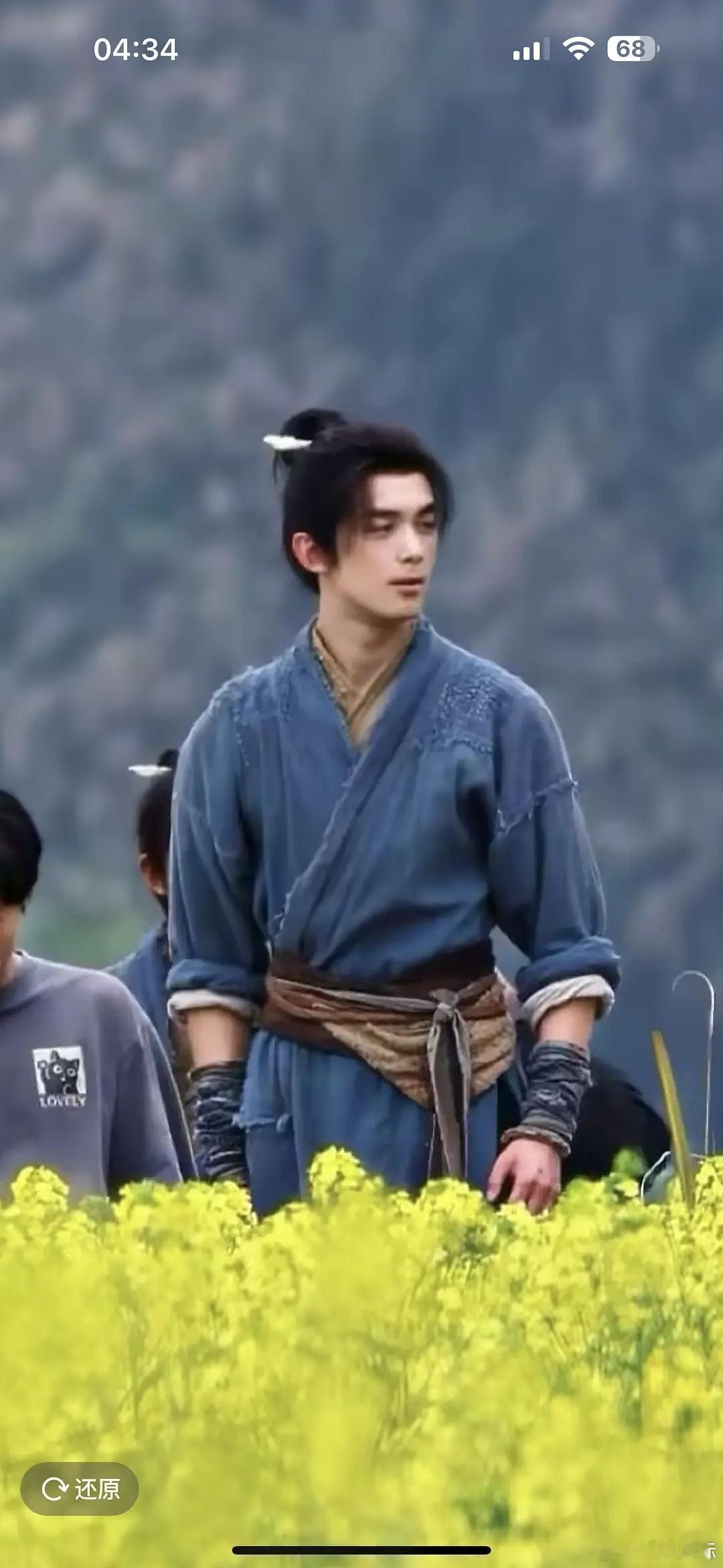 我看到这组剧组剧照也是有点无力吐槽了🤣🤣🤣🤣，吴磊的妆造也不可爱 