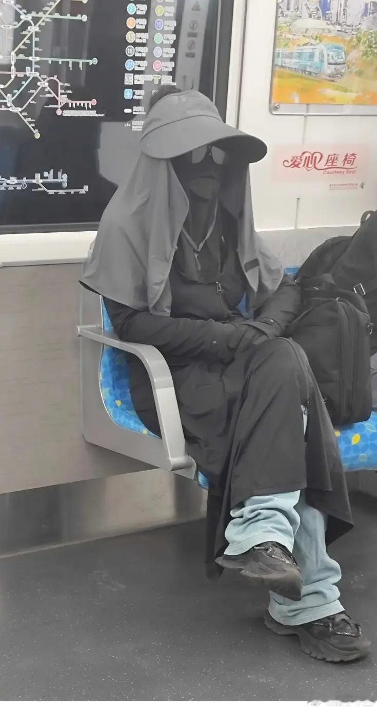话说，现在防晒进阶成这样了吗？在广东能把你捂出全身虱子来。 