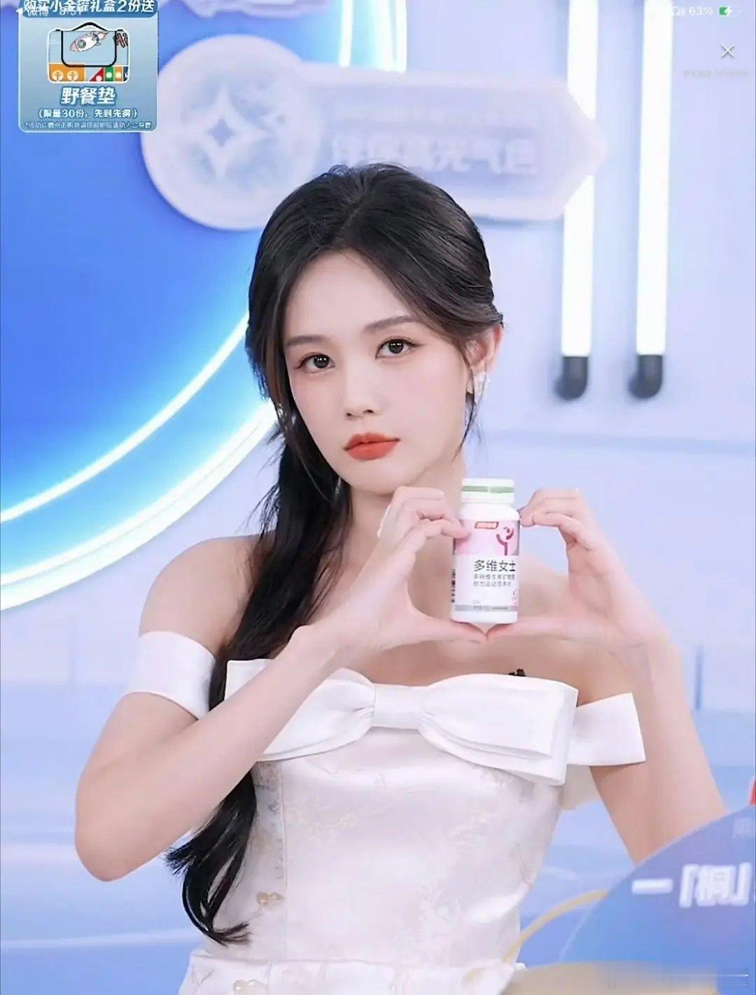 李一桐怎么变样了 感觉嘴唇变厚 ​​​