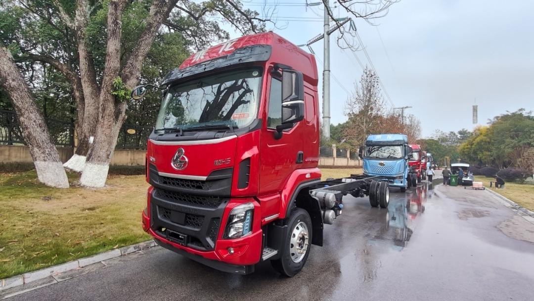 乘龙H5 290马力大单桥：以强劲实力，领跑财富之路”！车辆通过核心动力系统的深