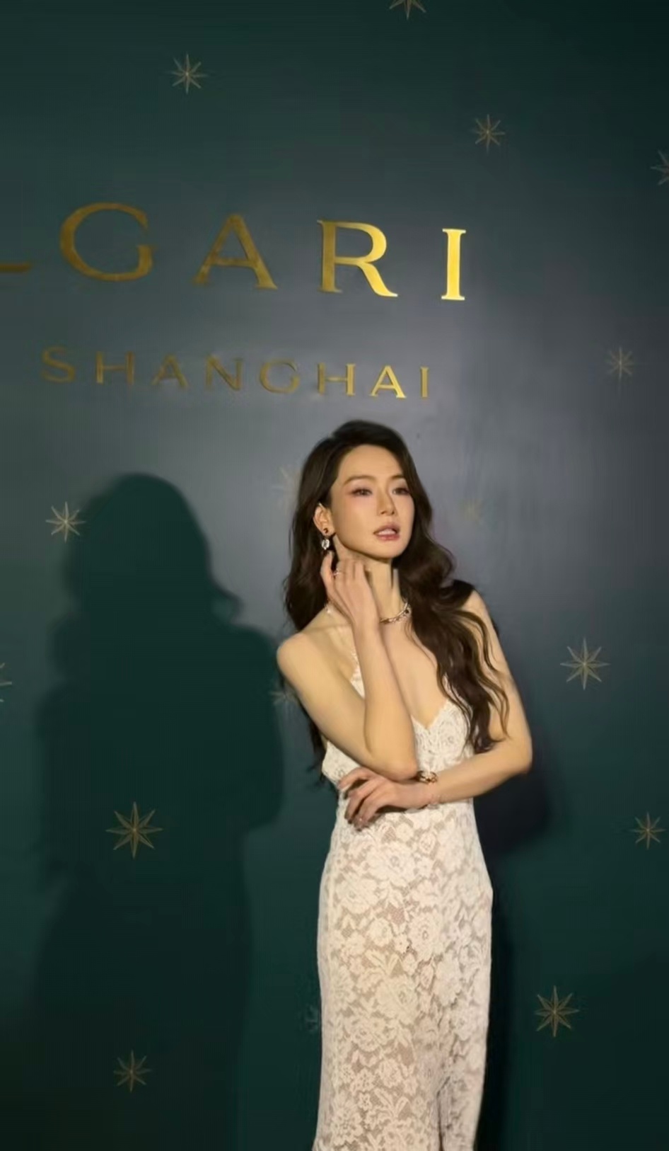戚薇踩着鸡毛掸子就来了 A市千金的精髓是什么？不是穿得多贵，是那种"我不需要向任