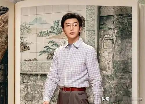 吴建国表面上是一位慈爱的父亲。
私下里，却偷偷给女儿改志愿，默许继母对女儿的压榨