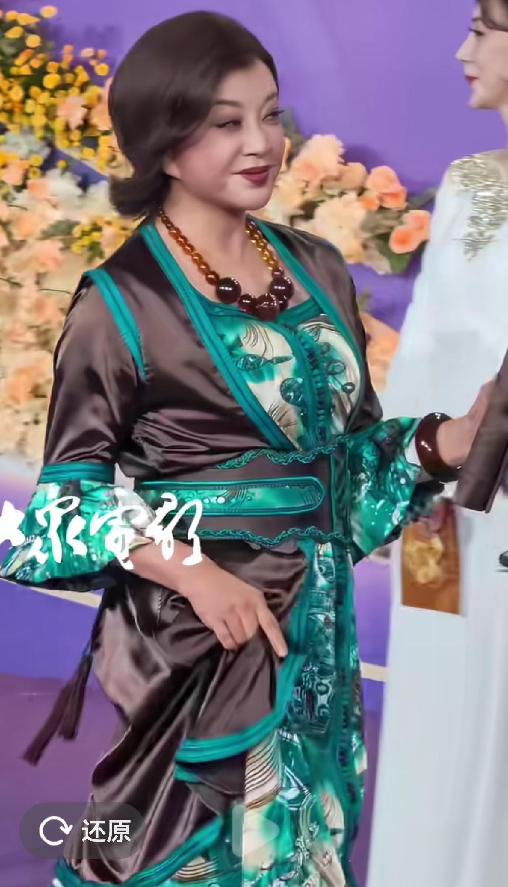 不知有没有跟我同感的，感觉刘晓庆衣品真是不敢恭维，一次次看到刘晓庆穿成这样 真的