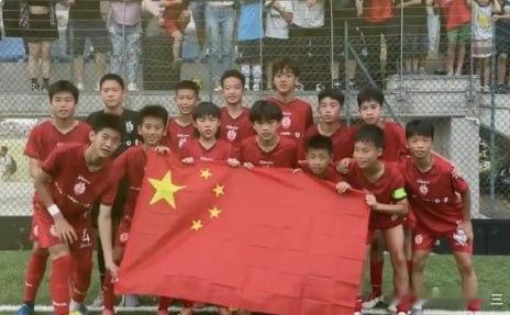 中国足球小将夺冠一个没有教练证的“泥腿子”创造了奇迹！那些持证的，外聘的汗颜不？