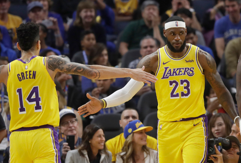 在今日发布的最新一期播客节目《No Fouls Given》中，前NBA球员丹尼