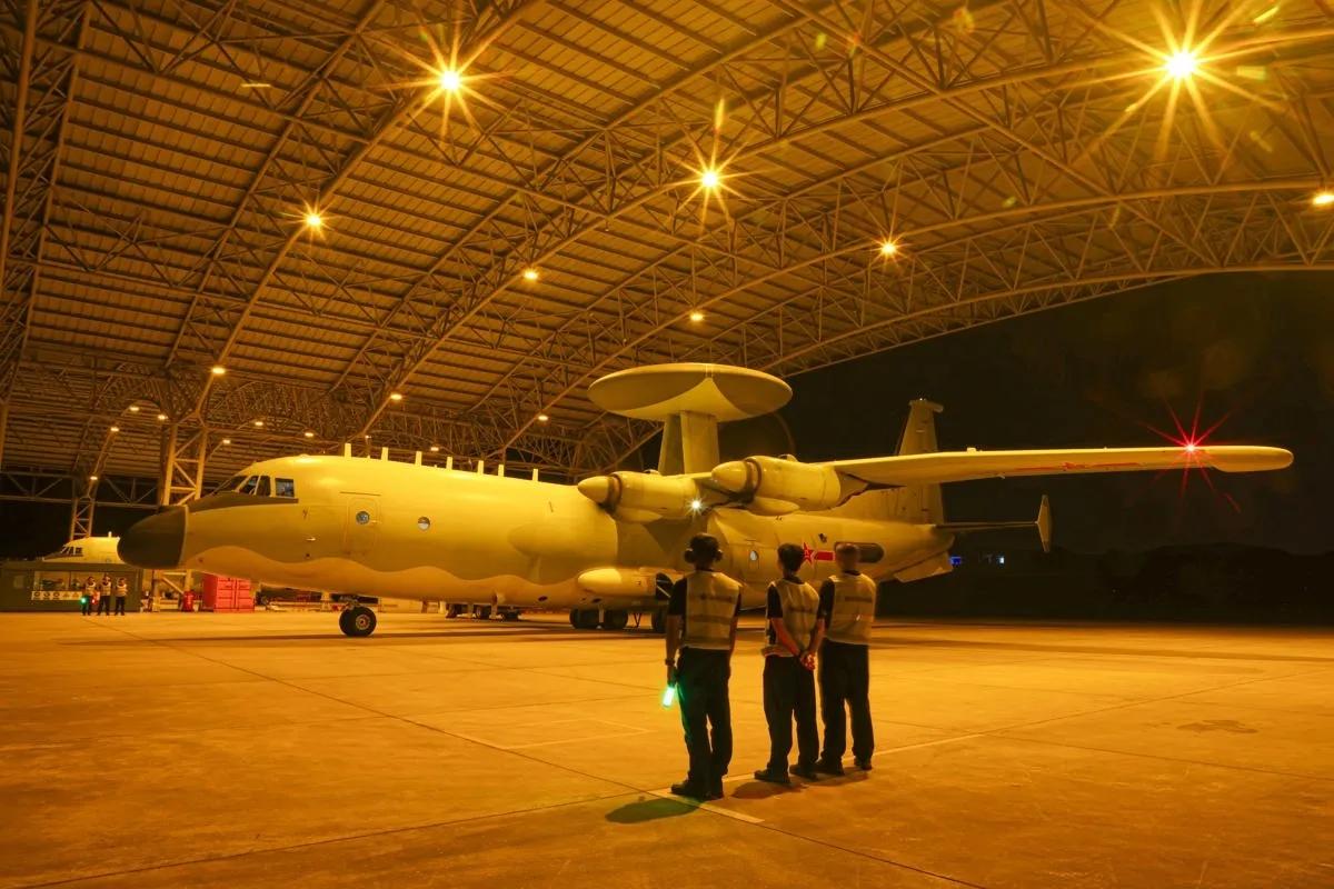 东部战区空军：凌晨最困的时候，他们让战鹰撕开夜空！
当城市沉睡，东部战区空军航空