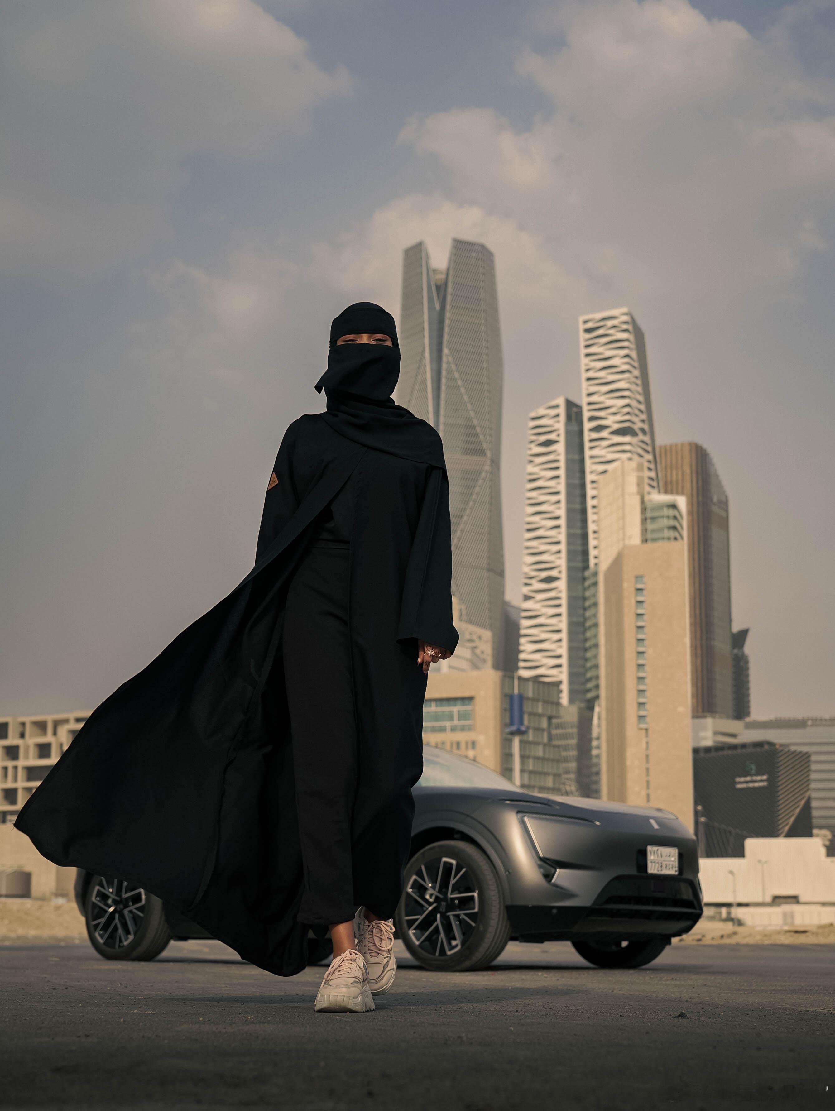 2018年，女性在沙特终于被允许开车。2021年，女性在沙特可以允许独自出门和独