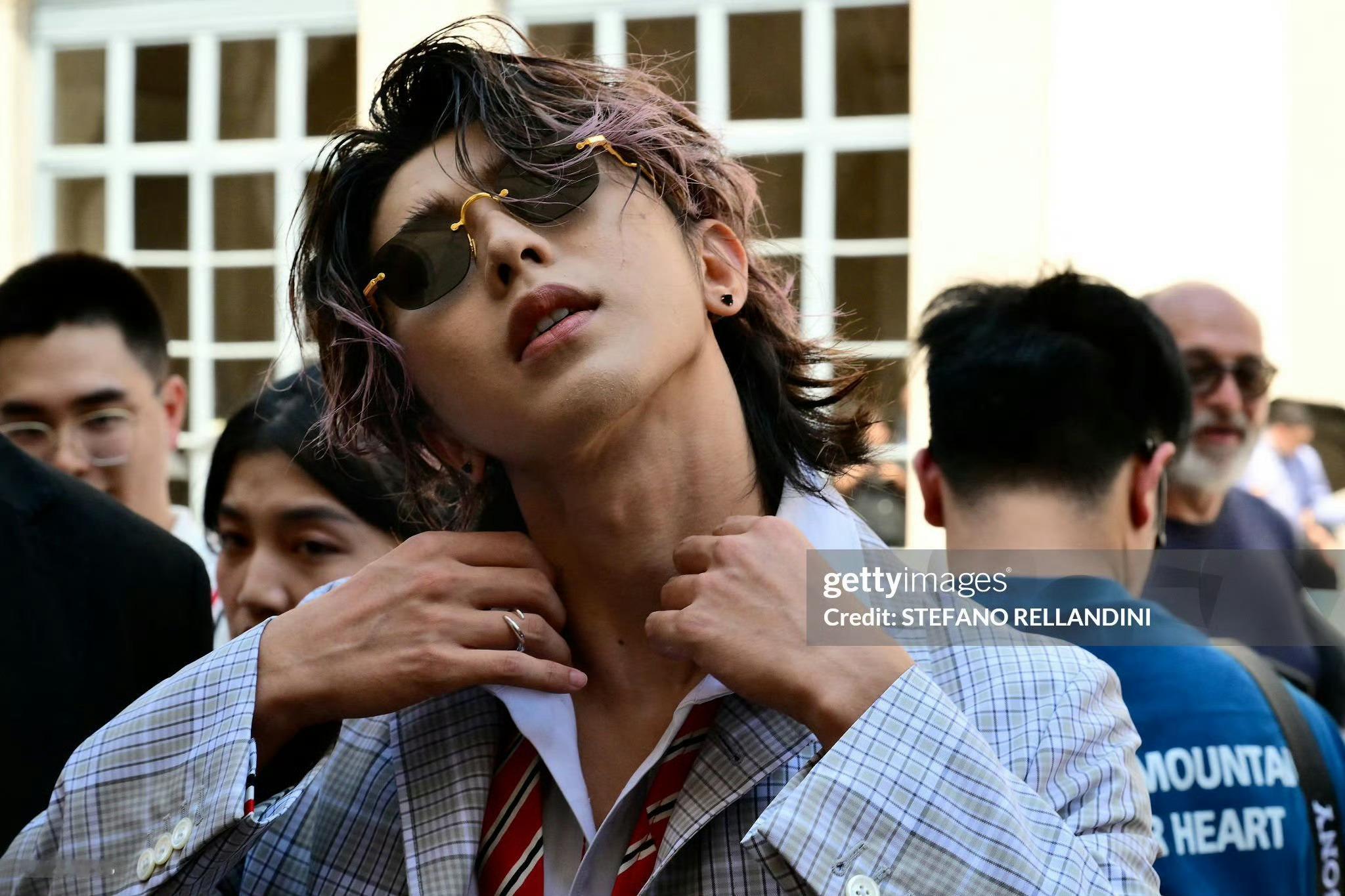 蔡徐坤 in Thom Browne 📷 G社出神图，这怼脸镜头，拍得派头十足