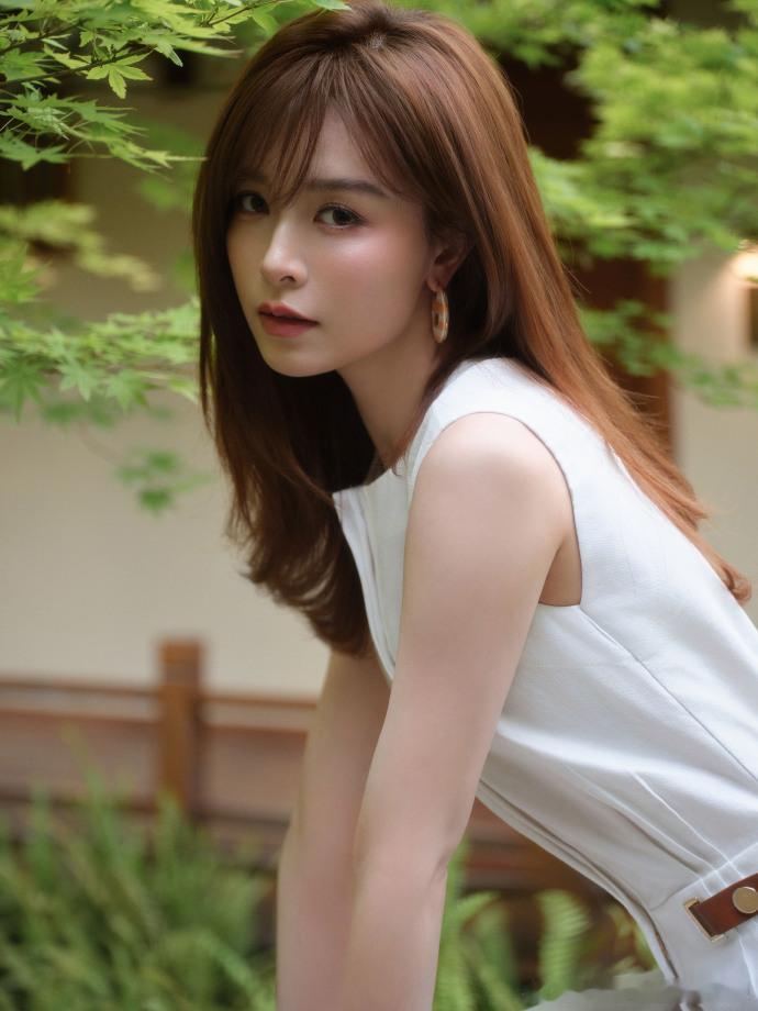 文咏珊刘海造型美成啥了江西景德镇陶溪川的活动现场，文咏珊斜刘海造型惊艳全场，复古