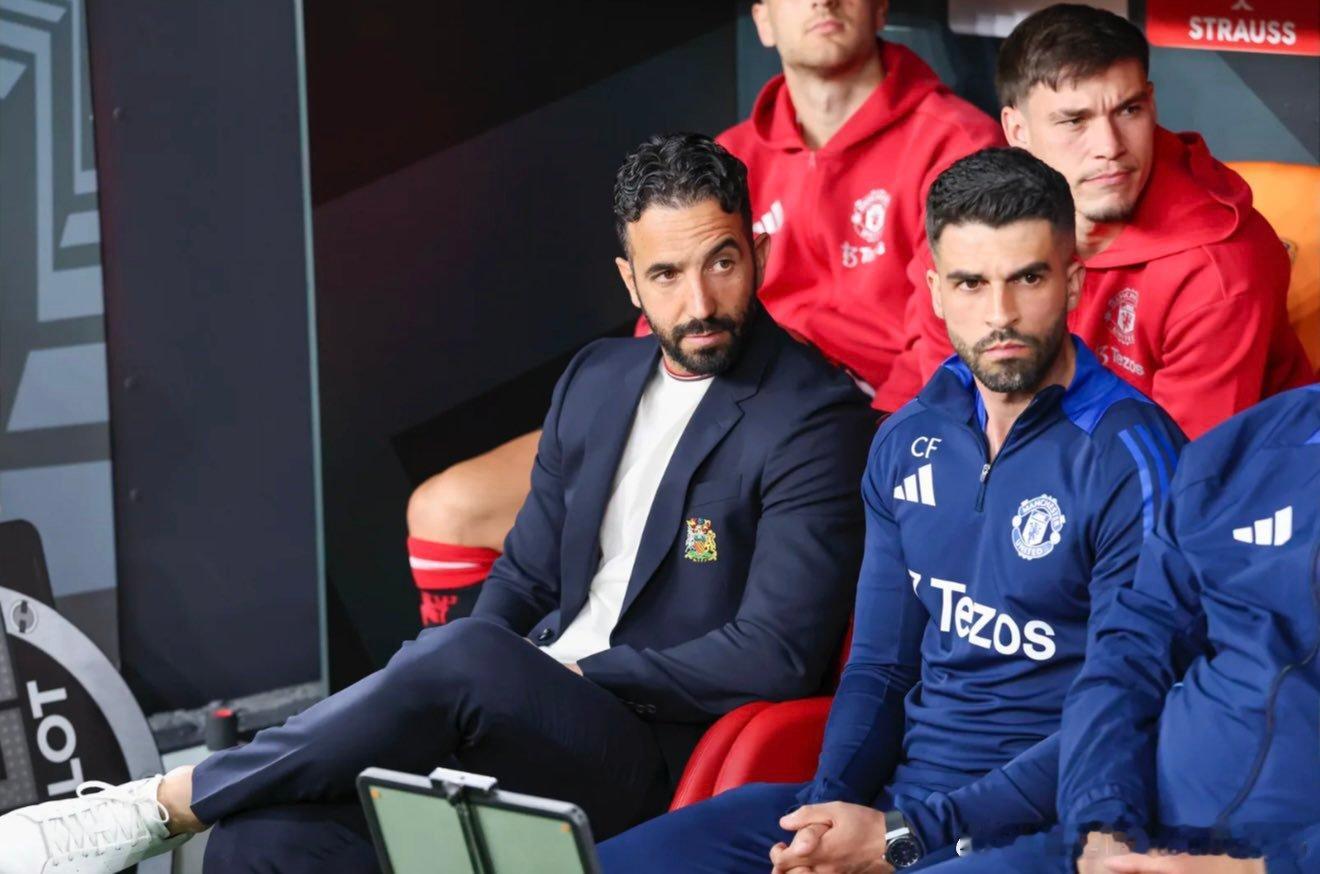 电讯报James Ducker：🚨今年夏天，阿莫林与他的教练团队（包括首席助理