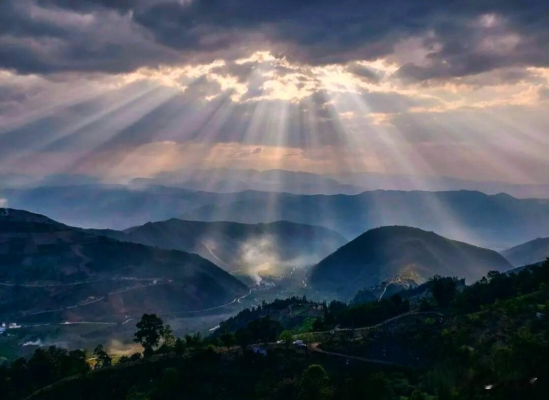 北辰之神，凭临绝境；唯心不动，万垒之极！息衍低头默立，低声吟诵，只有他自己能够听