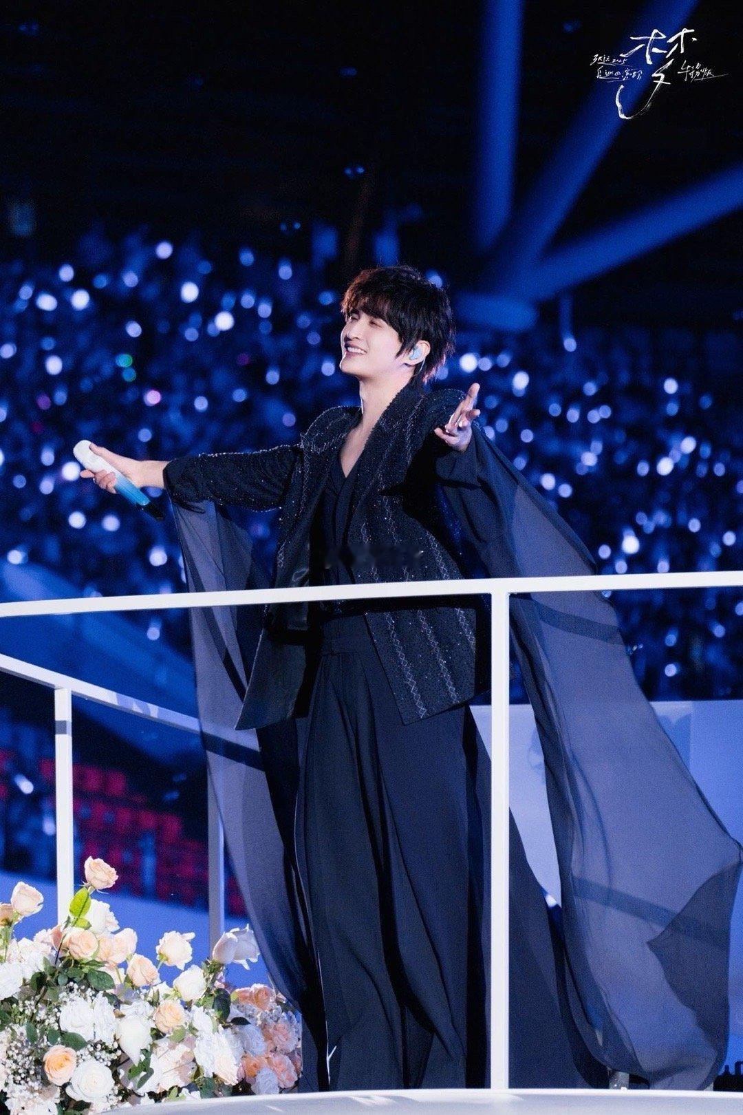 张远花车巡游这段太权威了 张远真的太贴心！花车巡游全程兼顾看台观众，就算坐在山顶