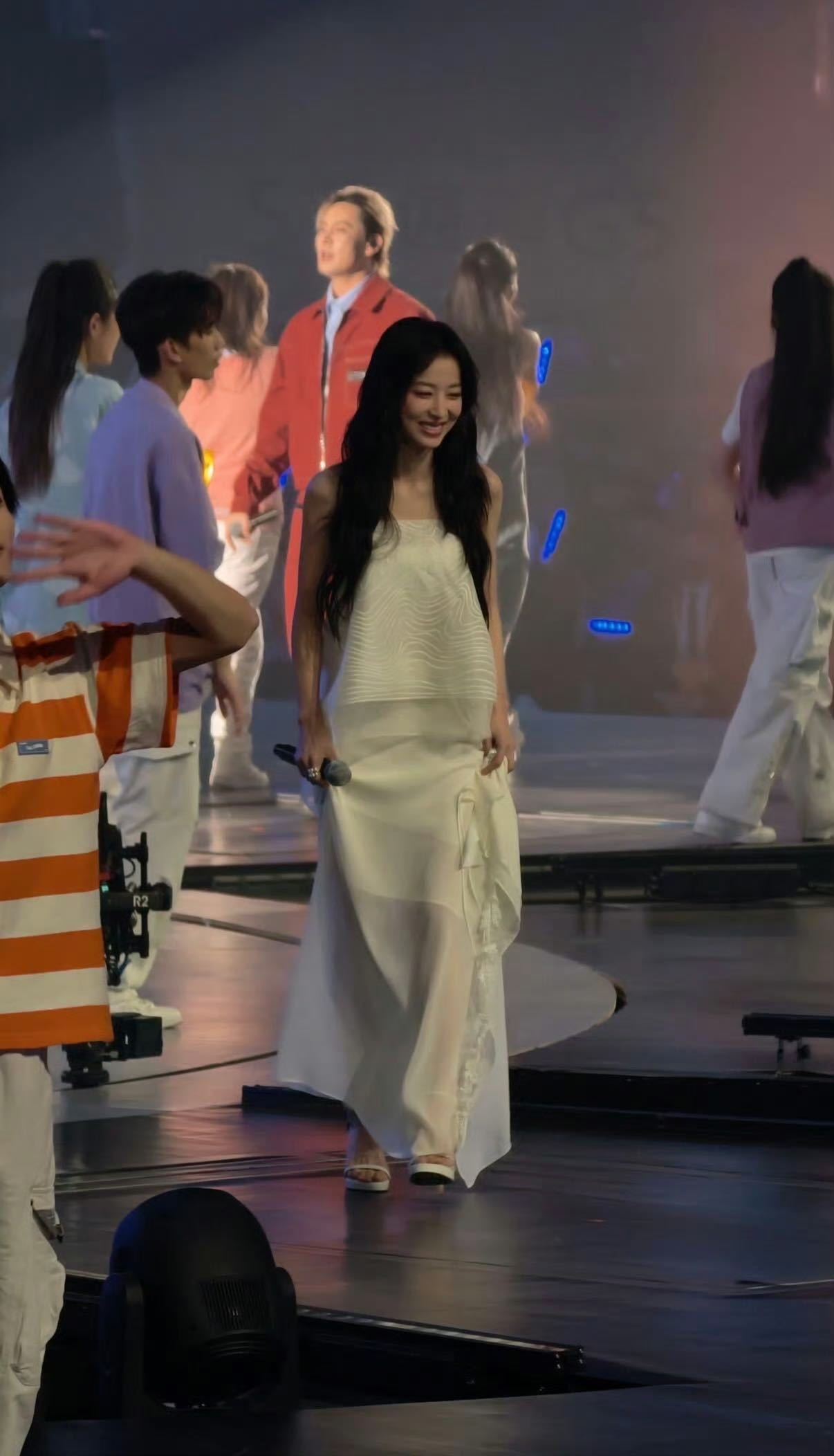 周雨彤本应该从从容容游刃有余 谁懂啊！晚会候场被升降机“提前投喂”舞台，本来游刃