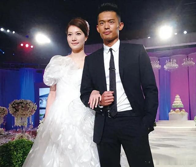 林丹出轨8年后，选择隐忍的谢杏芳再次与丈夫同框，眼里爱意全无 ​ ​​​