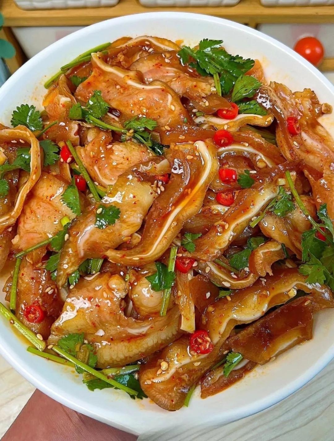 中国经典下酒凉菜

1. 凉拌毛豆
2. 凉拌黄瓜
3. 凉拌猪耳朵
4. 凉拌