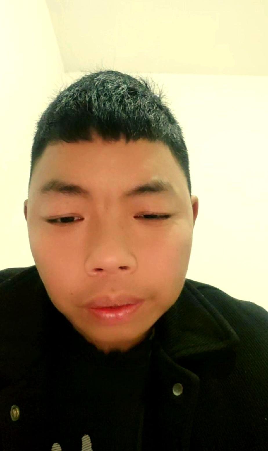 8万8彩礼，至今杳无音信。
 

主播二拉拉直播间里一脸茫然，粉丝追问被骗的钱，