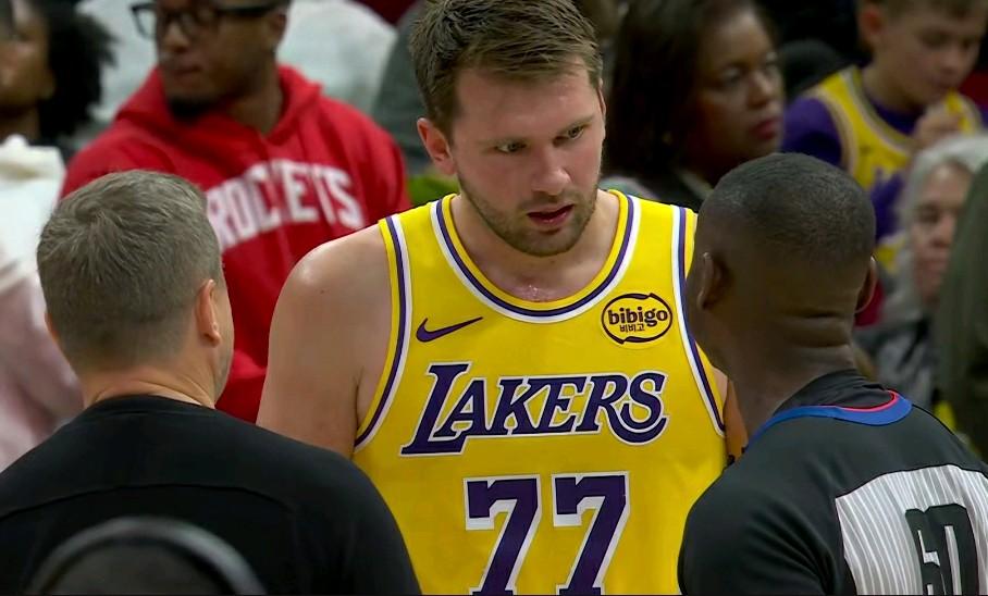 东契奇为啥总是喋喋不休？在火湖大战的中场结束时刻，发生极其尴尬一幕：比赛都已经结