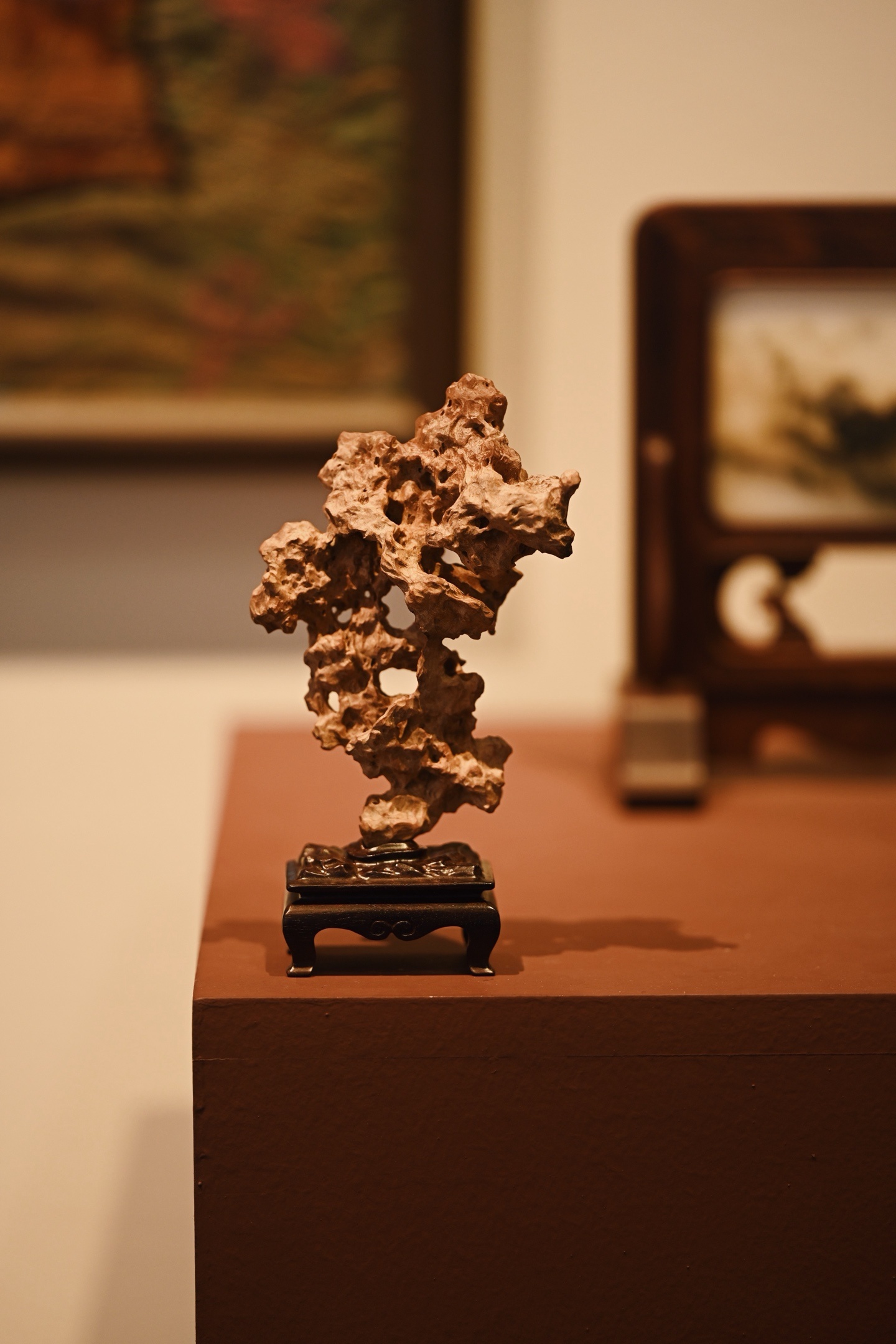 老山檀×紫檀 | 太湖石 小摆件雕刻细腻，呈湖石之形，工序繁多，其形多面可视，集