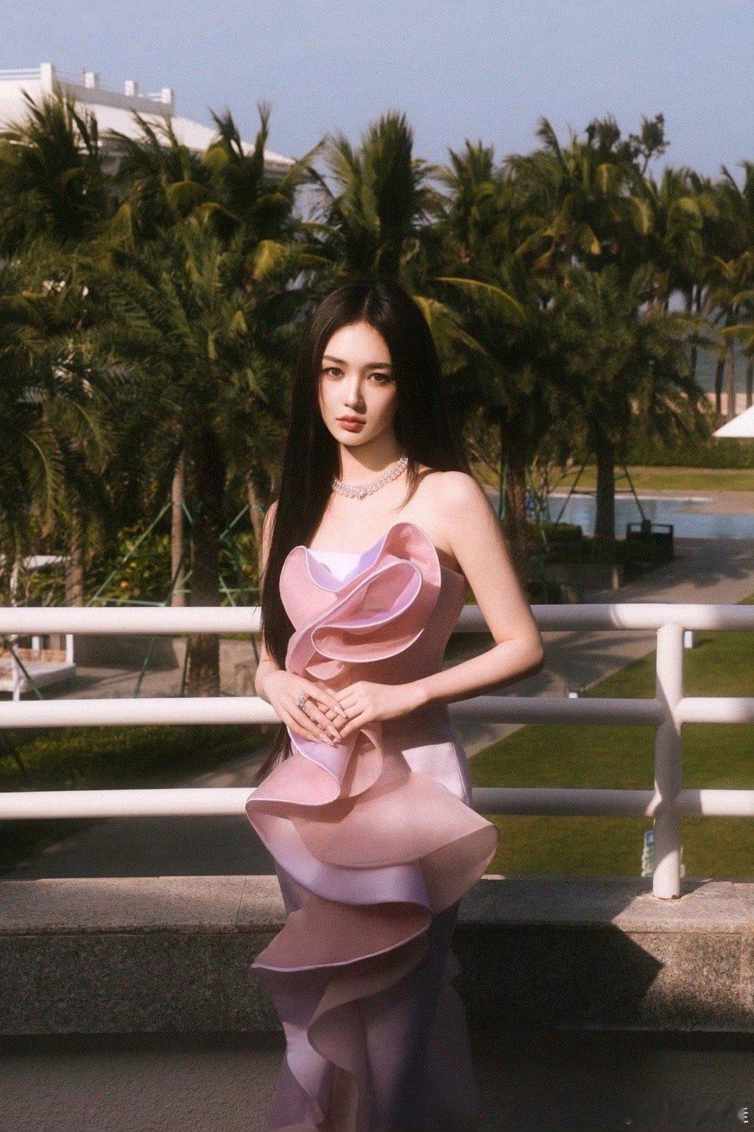 靳梦佳美的我差点没认出 昨晚湖南跨年的颜值担当非靳梦佳莫属！温婉妆容搭配优雅仪态