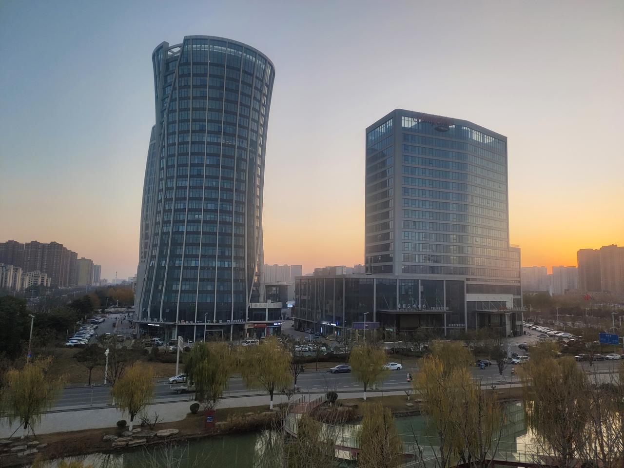 现代都市的黄昏，高楼林立，车水马龙，夕阳西下，美景如画让，人心醉神迷。