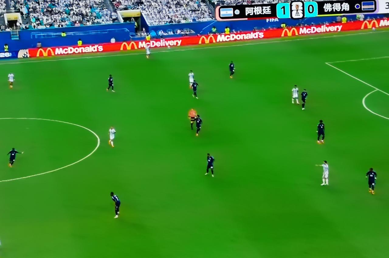 世界杯淘汰赛上半场阿根廷1：0佛得角！